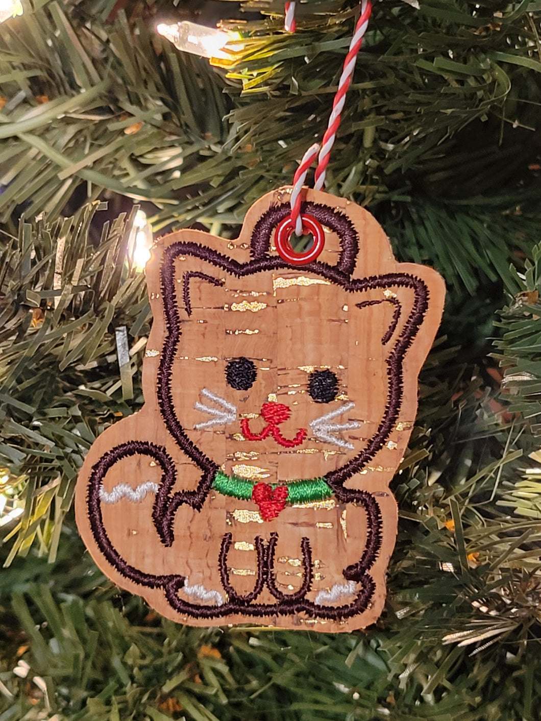 GINGERBREAD KITTY ORNAMENT DIGITAL MACHINE EMBROIDERY DESIGN